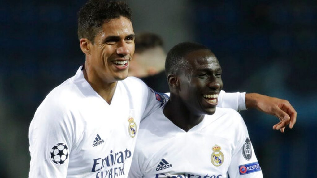 Dua pemain Real Madrid asal Prancis, Ferland Mendy (kiri) dan Raphael Varane.