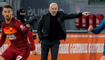Pelatih AC Milan, Stefeano Pioli (tengah) memberi arahan kepada para pemainnya.