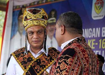 Bupati Kabupaten Sikka, Roby Idong dalam balutan busana adat Sikka.