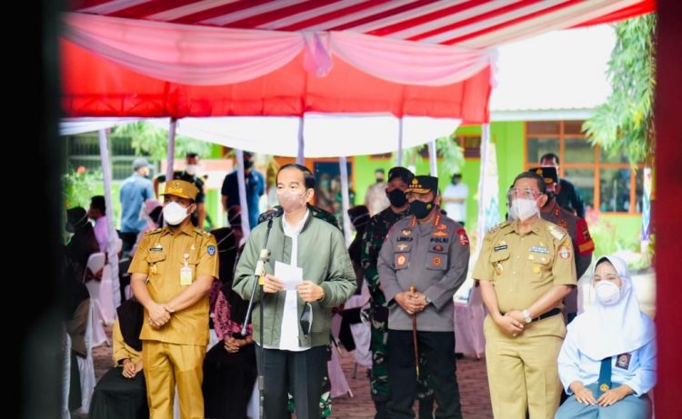 Presiden Joko Widodo Tinjau Proses Vaksinasi Massal Pelajar di Wajo