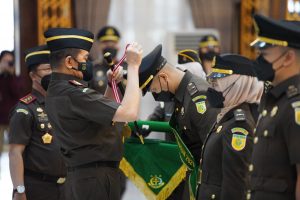 Jaksa Agung Memberi Penghargaan