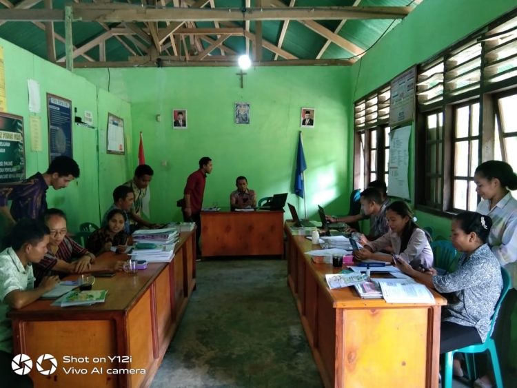 Mahasiswa Unika Ruteng Sosialisasikan Media Daring bagi Guru SDK Gapong