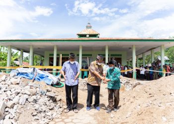 Bupati Matim Letak Batu Pertama Pembangunan Masjid Agung Borong