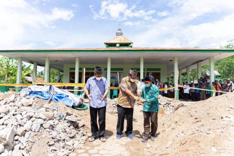 Bupati Matim Letak Batu Pertama Pembangunan Masjid Agung Borong