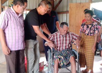 YPBB Beri Bantuan Kursi Roda kepada Matias