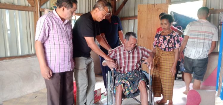 YPBB Beri Bantuan Kursi Roda kepada Matias