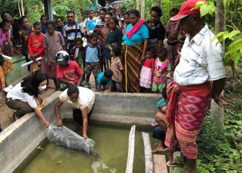Politisi Golkar Yesi Liyanto Bagi Bibit Ikan Lele di TTS