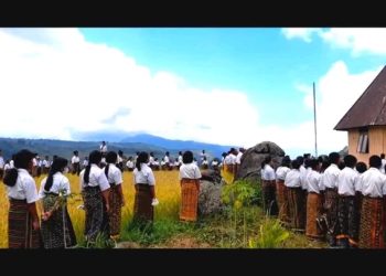 SMASK St. Arnoldus Mukun Rayakan Hardiknas di Area Rumah Adat