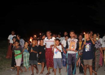 Perarakan Patung Bunda Maria Oleh KBG Sta. Monica Paroki Wae Nakeng