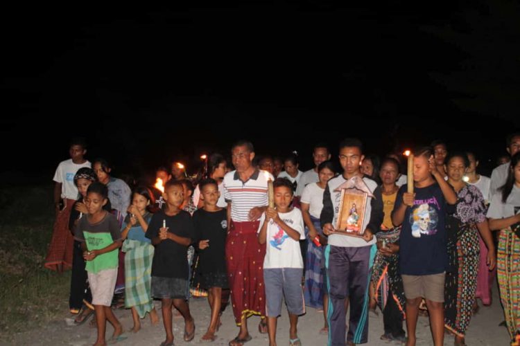 Perarakan Patung Bunda Maria Oleh KBG Sta. Monica Paroki Wae Nakeng