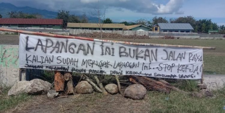 Aktivitas Proyek Merusak Lapangan Kaka Botek dan KBM SMPN 01 Lembor