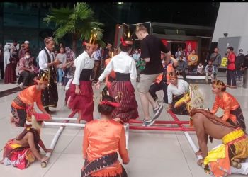 KMKJ Gelar Caci dan Tarian Budaya Manggarai di Bandara Soekarno-Hatta, Tangerang