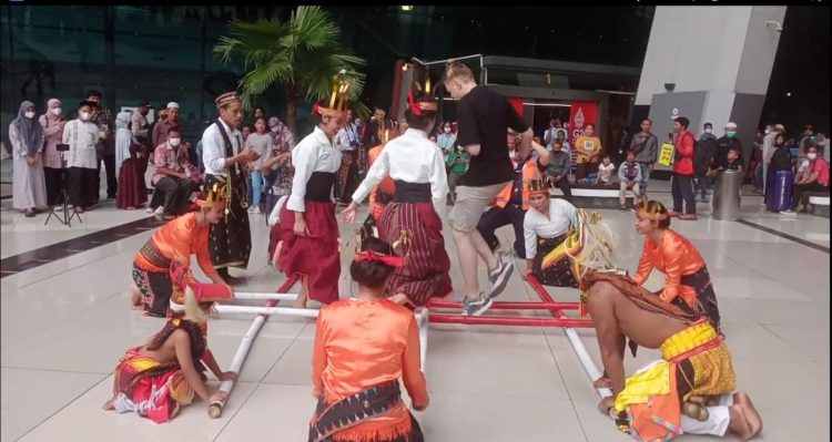 KMKJ Gelar Caci dan Tarian Budaya Manggarai di Bandara Soekarno-Hatta, Tangerang