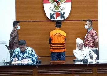 KPK resmi menahan pegawai Alfamidi bernama Amri terkait kasus suap eks Wali Kota Ambon Richard Louhennapessy. (Suara.com/Welly Hidayat)