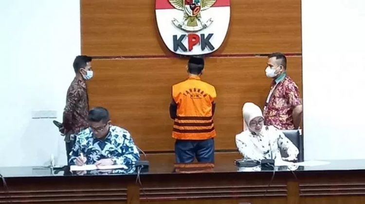 KPK resmi menahan pegawai Alfamidi bernama Amri terkait kasus suap eks Wali Kota Ambon Richard Louhennapessy. (Suara.com/Welly Hidayat)