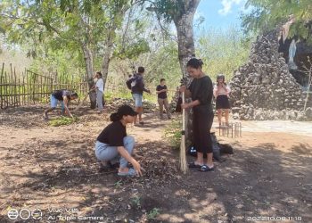 Peduli Lingkungan, OMK Wae Nakeng Bersihkan Lingkungan Gua Maria