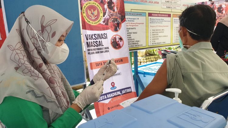 Bagi Doorprize dan Vaksin, BIN Daerah Jawa Timur sambangi Lapak Kampir Kota Madiun