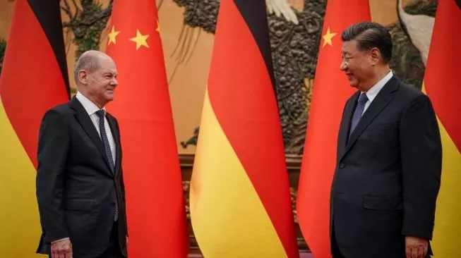Kanselir Jerman, Olaf Scholz, dan Presiden China, Xi Jinping, di Beijing pada Jumat (4/11). (Kay Nietfeld / POOL / AFP)