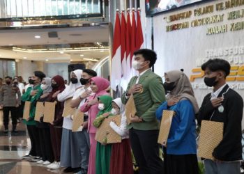 Polda Metro Jaya Beri Bantuan Pendidikan kepada 100 Anak Berprestasi