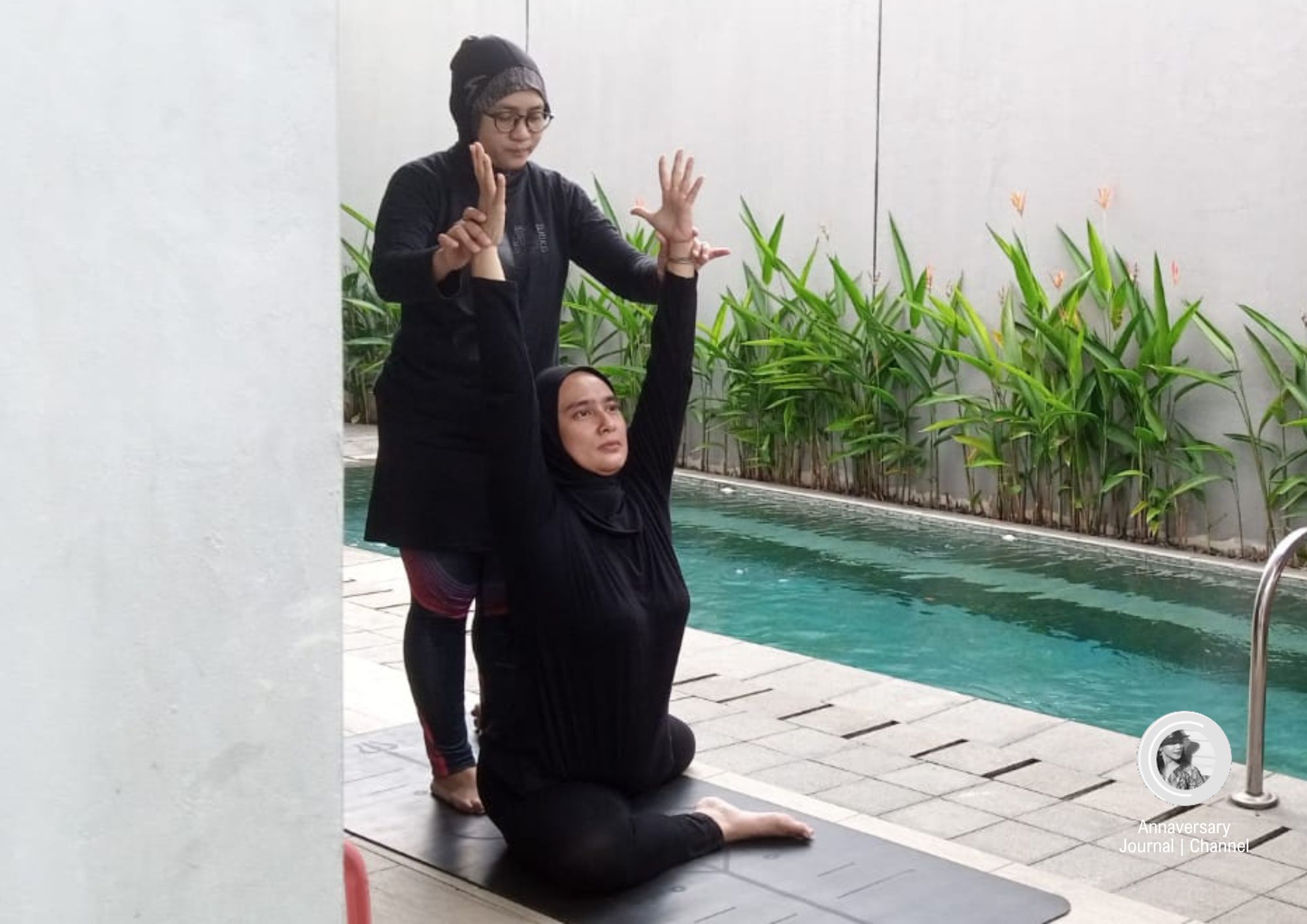Ami Rachmat berlatih yoga dibimbing oleh Suhu Imas