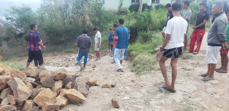 Warga Desa Bangka Arus Gotong Royong Perbaiki Ruas Jalan Kabupaten Yang Rusak Parah