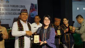 Pemberian plakat untuk para Bupati ( foto WG)