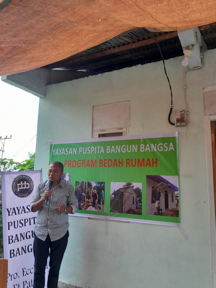 Yayasan Puspita Bangun Bangsa Membangun Rumah Warga Kurang Mampu
