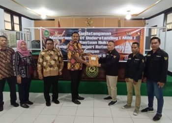 PN Ruteng Teken MoU Posbakum Dengan LBH Manggarai Raya