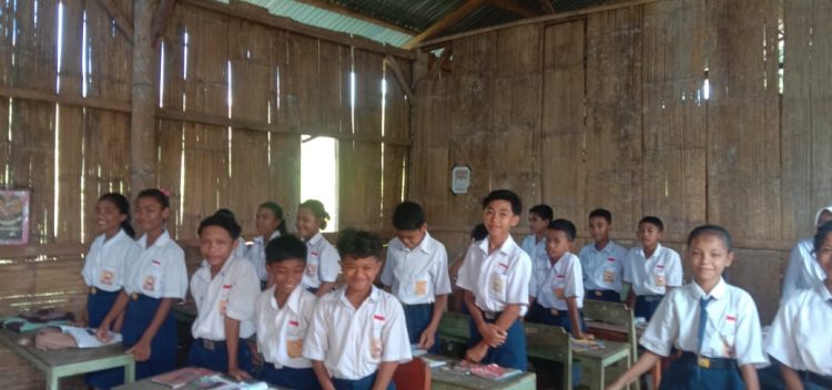 SMPN 7 Cambir Bendera Di Manggarai Barat Masih Menggunakan Ruang Kelas Darurat