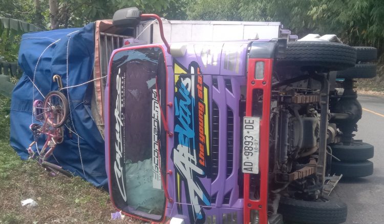 Terjadi Lakalantas, Sebuah Mobil Truk Terbalik di Melo Desa Liang Dara