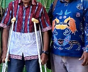 Johny Kamuru Bertemu Legenda Sepakbola Papua Yohanis Auri