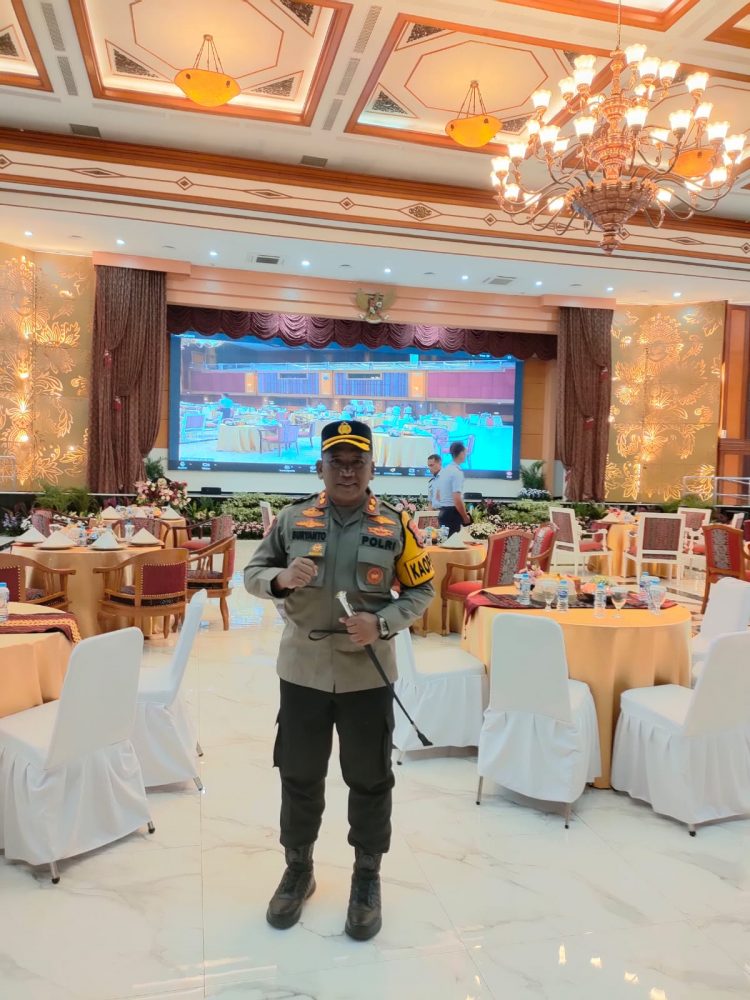 Sukses Dampingi Kemensos RI, Kapolres Manggarai Timur Terima Penghargaan Dari Menteri Sosial, Tri Rismaharani