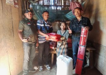 Terharu Saat Menerima Bantuan Sosial Warga Desa Wae Kanta Ini Langsung Menangis