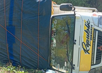 Breaking News: Mobil Terbalik Akibat Tumpukan Aspal Di Tengah Jalan