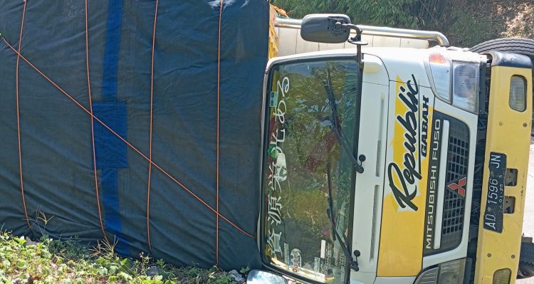 Breaking News: Mobil Terbalik Akibat Tumpukan Aspal Di Tengah Jalan