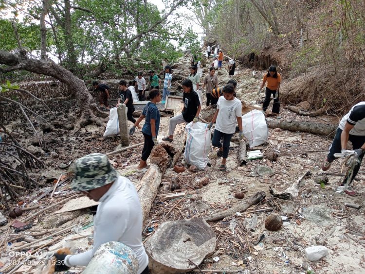 Tim Raimas Komodo Kembali Gelar Aksi Peduli Lingkungan