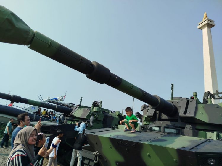 Pesta Rakyat dalam Rangka HUT TNI ke-79 Dipadati Pengunjung