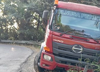 Lakalantas Tunggal: Mobil Tanki Pertamina Tergelincir Keluar Dari Badan Jalan. Polsek Lembor Lakuk