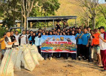Kasat Sabhara Polres Manggarai Barat Pimpin Gerakan Kebersihan Sampah di Pantai Pede