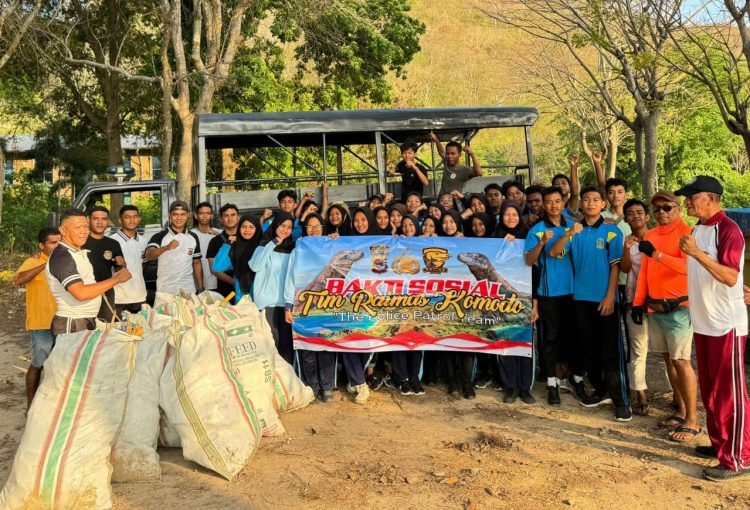 Kasat Sabhara Polres Manggarai Barat Pimpin Gerakan Kebersihan Sampah di Pantai Pede