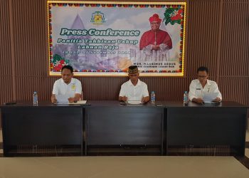 Acara Tahbisan Uskup Perdana Keuskupan  Labuan Bajo Mgr. Maksimus Regus