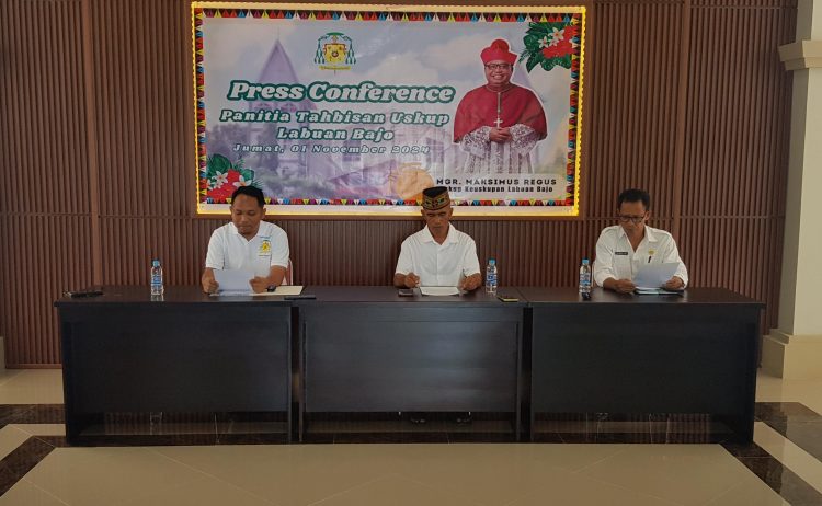 Acara Tahbisan Uskup Perdana Keuskupan  Labuan Bajo Mgr. Maksimus Regus