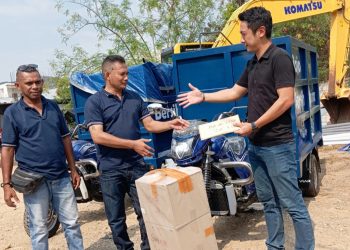 Atasi Masalah Sampah, PT. GPS Serahkan Tiga Unit Kendaraan Roda Tiga