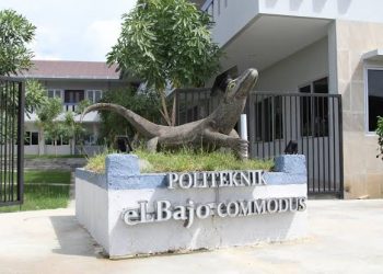 Niat Bahagiakan Orang Tua Mahasiswi El Bajo Commodus Pilih Kuliah Sambil Kerja