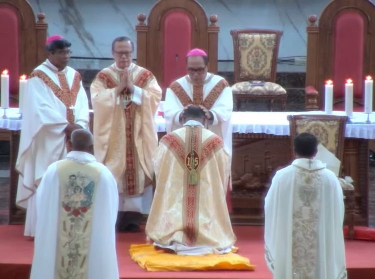 Ribuan Umat Menghadiri Tahbisan Uskup Mgr. Maksimus Regus