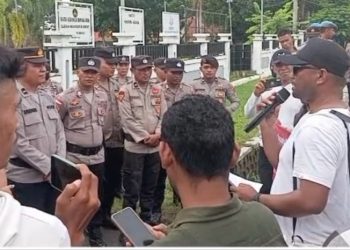 Demo Di Depan Kejari dan Polres Mabar. Gemasi Tuntut Segera Selesaikan Kasus dan Tahan Tersangka