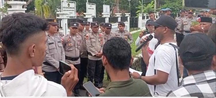 Demo Di Depan Kejari dan Polres Mabar. Gemasi Tuntut Segera Selesaikan Kasus dan Tahan Tersangka