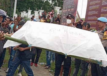 Demonstran Serahkan Keranda Orang Mati Kepada KPUD Mabar Simbol Matinya Demokrasi