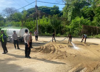 Respon Aduan Masyarakat, Polisi Bersihkan Material Lumpur dan Tanah di Pertigaan Wae Cicu