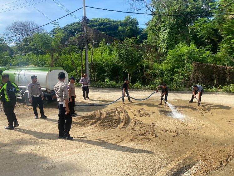 Respon Aduan Masyarakat, Polisi Bersihkan Material Lumpur dan Tanah di Pertigaan Wae Cicu